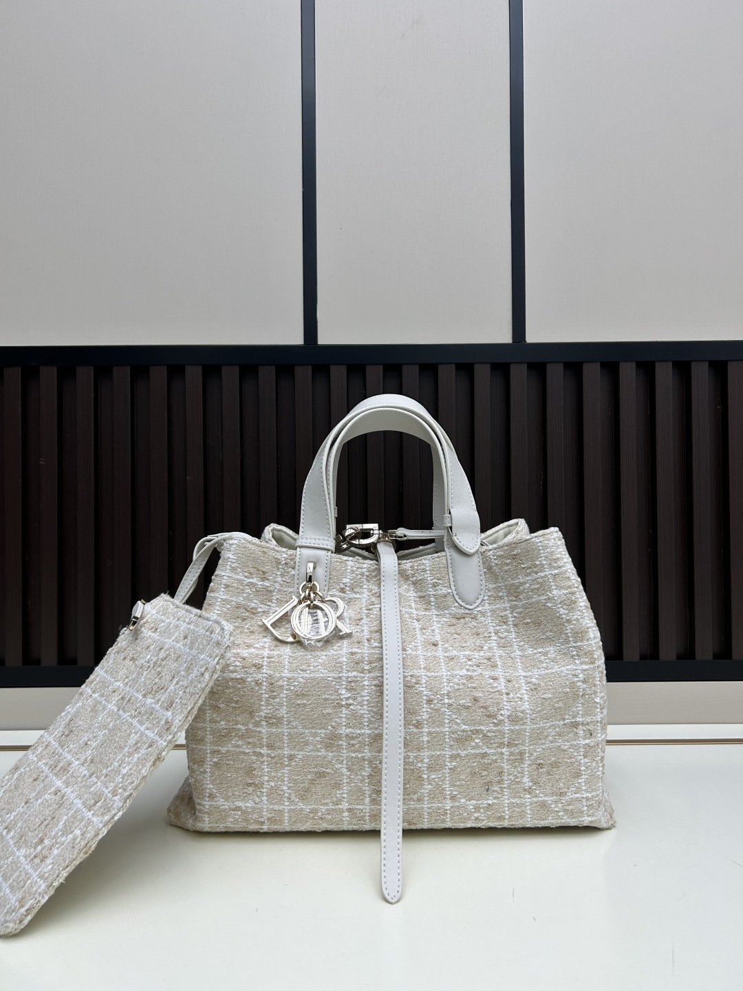 批470 DIOR TOUJOURS 手袋❤️全新升级
这款 Dior Toujours 手袋休闲实用的设计别具一格。采用枣红牛皮革精心制作，饰以超大藤格纹缉面线，宽敞的内部隔层搭配小袋，可整齐收纳各种日常用品。设有皮革系带开合，可安全收纳各种物品，另有 CD Lock 字母 D 旋钮式开合，可调节两侧，提升格调。大号款式，皮革手柄带有可调节细节，可手提或肩背。
尺寸：37厘米
编码：00740
材质：牛皮配毛呢