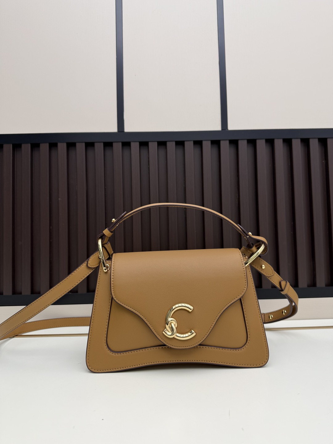 批470¥配礼盒,新款COCCINELLE可奇奈尔斜跨包手提包,牛皮材料,耐磨耐造
型号:1H8892
尺寸:24X16X9CM 尺寸刚刚好
斜挎手提都合适~