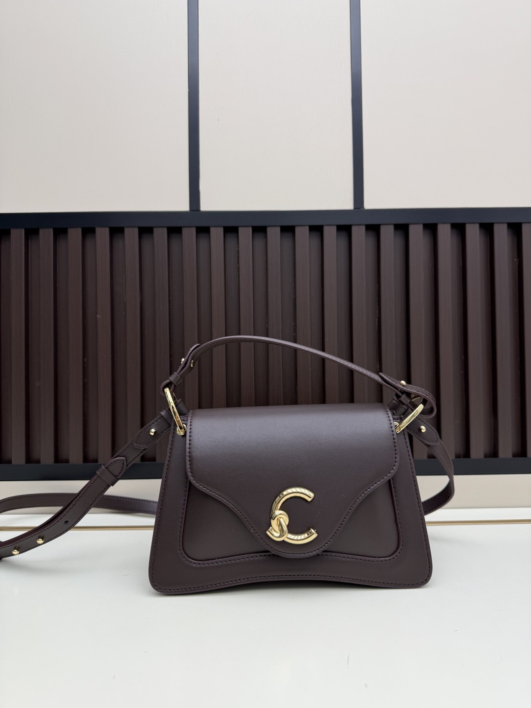 批470¥配礼盒,新款COCCINELLE可奇奈尔斜跨包手提包,牛皮材料,耐磨耐造
型号:1H8892
尺寸:24X16X9CM 尺寸刚刚好
斜挎手提都合适~