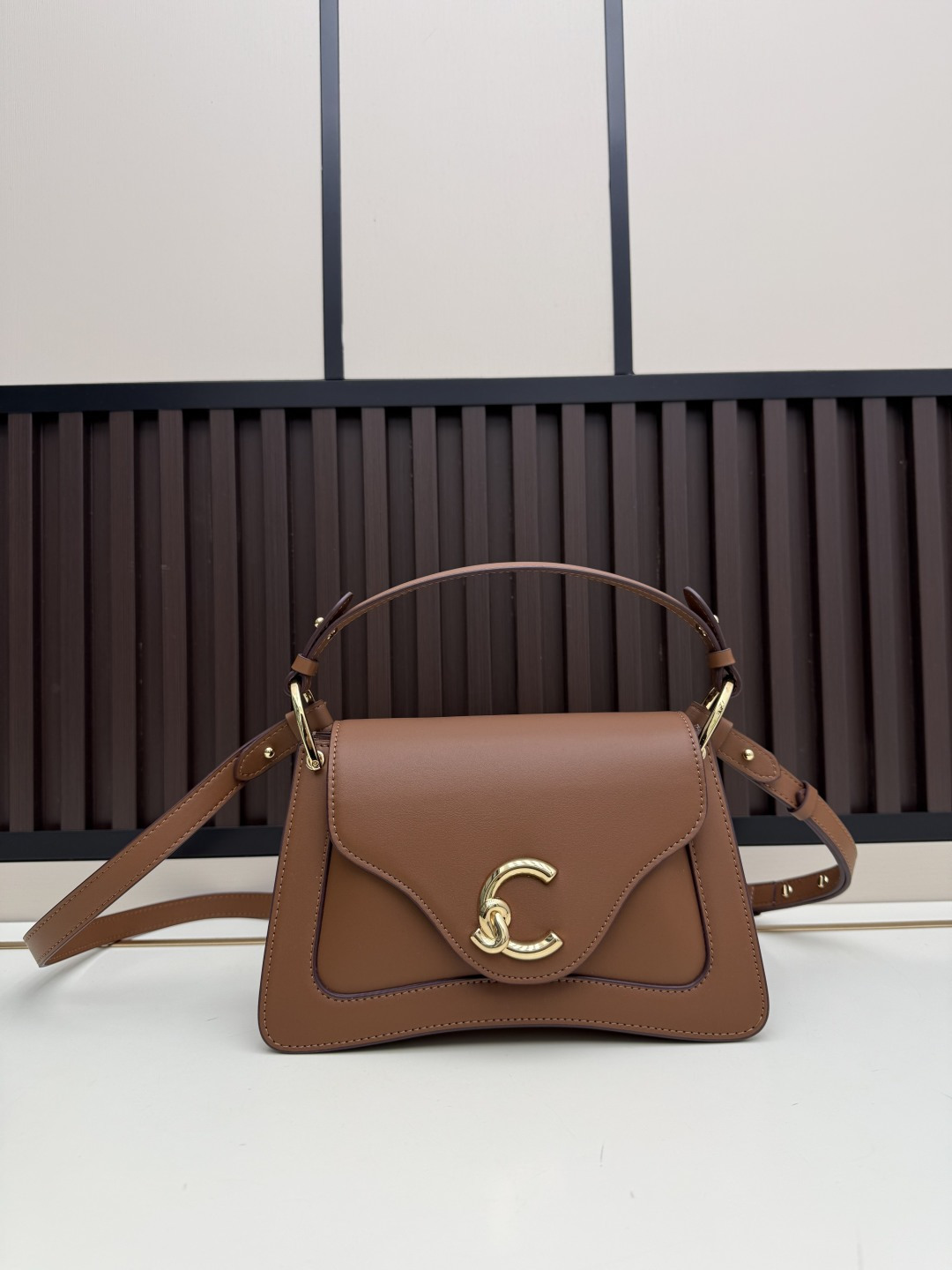 批470¥配礼盒,新款COCCINELLE可奇奈尔斜跨包手提包,牛皮材料,耐磨耐造
型号:1H8892
尺寸:24X16X9CM 尺寸刚刚好
斜挎手提都合适~