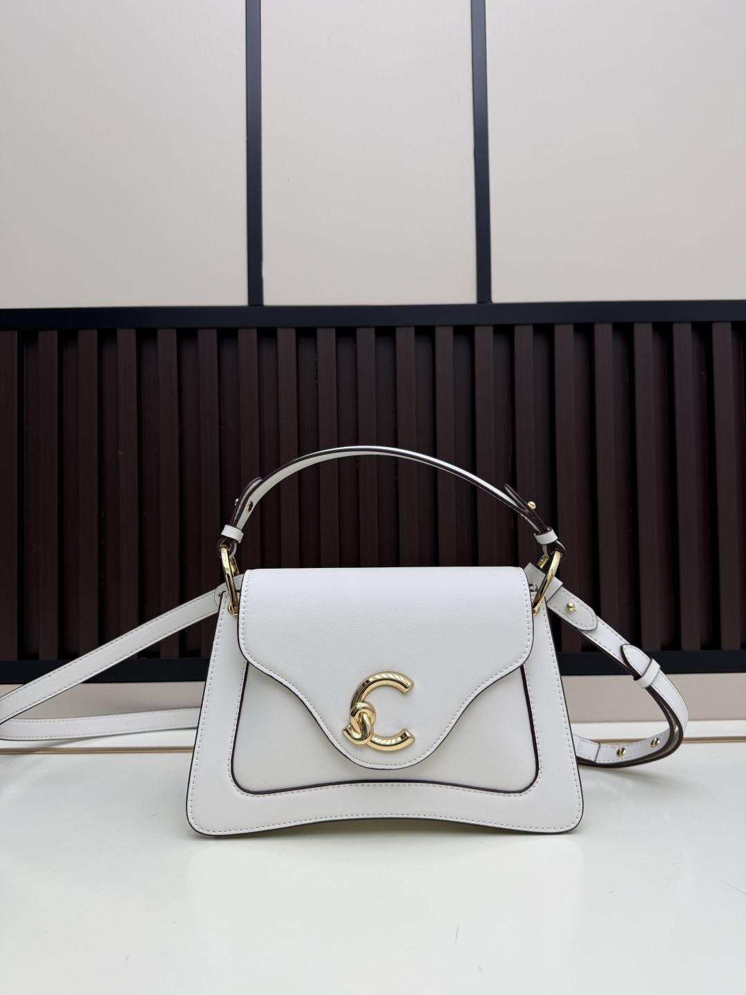 批470¥配礼盒,新款COCCINELLE可奇奈尔斜跨包手提包,牛皮材料,耐磨耐造
型号:1H8892
尺寸:24X16X9CM 尺寸刚刚好
斜挎手提都合适~