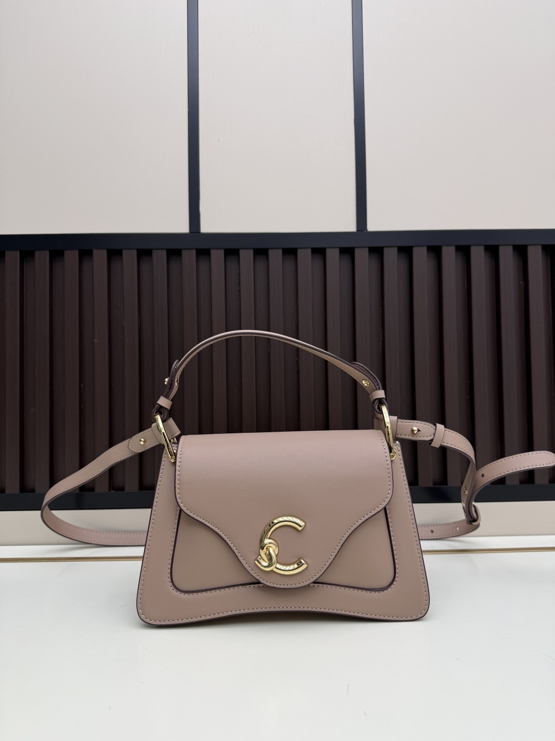 批470¥配礼盒,新款COCCINELLE可奇奈尔斜跨包手提包,牛皮材料,耐磨耐造
型号:1H8892
尺寸:24X16X9CM 尺寸刚刚好
斜挎手提都合适~