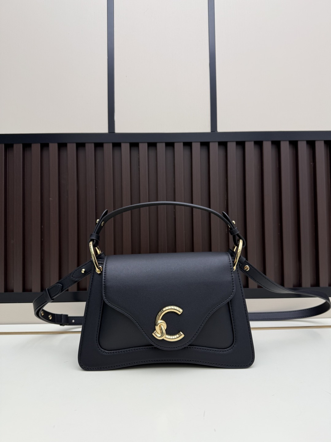 批470¥配礼盒,新款COCCINELLE可奇奈尔斜跨包手提包,牛皮材料,耐磨耐造
型号:1H8892
尺寸:24X16X9CM 尺寸刚刚好
斜挎手提都合适~