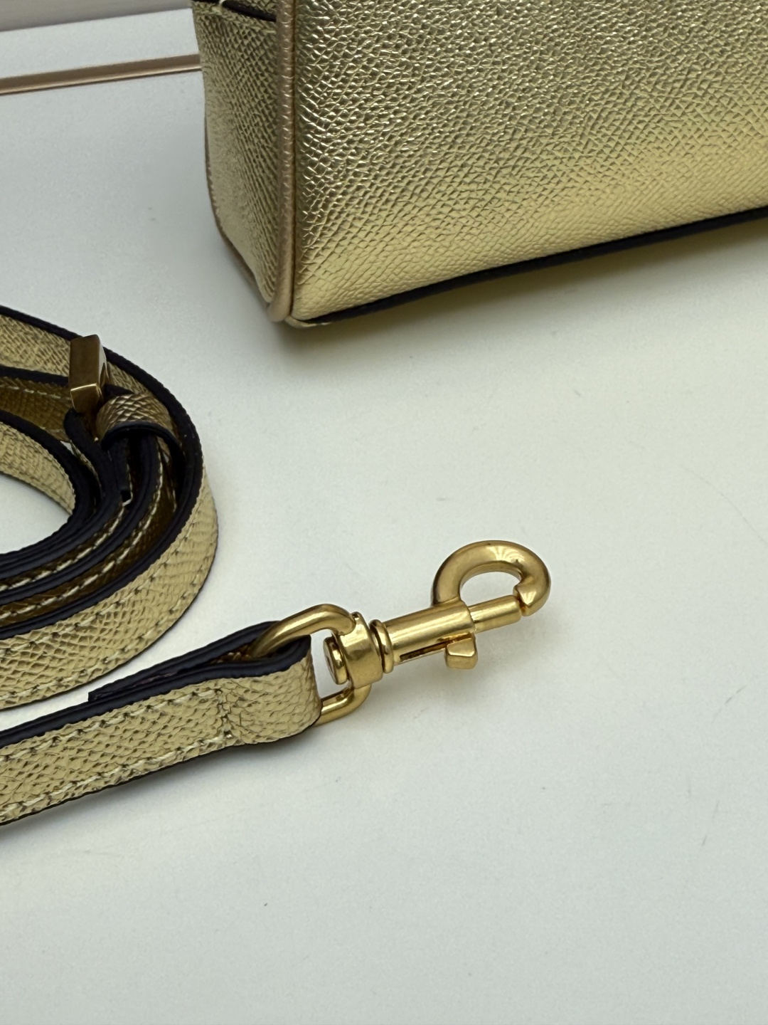 新款VALENTINO GARAVANI VLOGO SIGNATURE粒面牛皮革迷你保龄球手袋。得益于