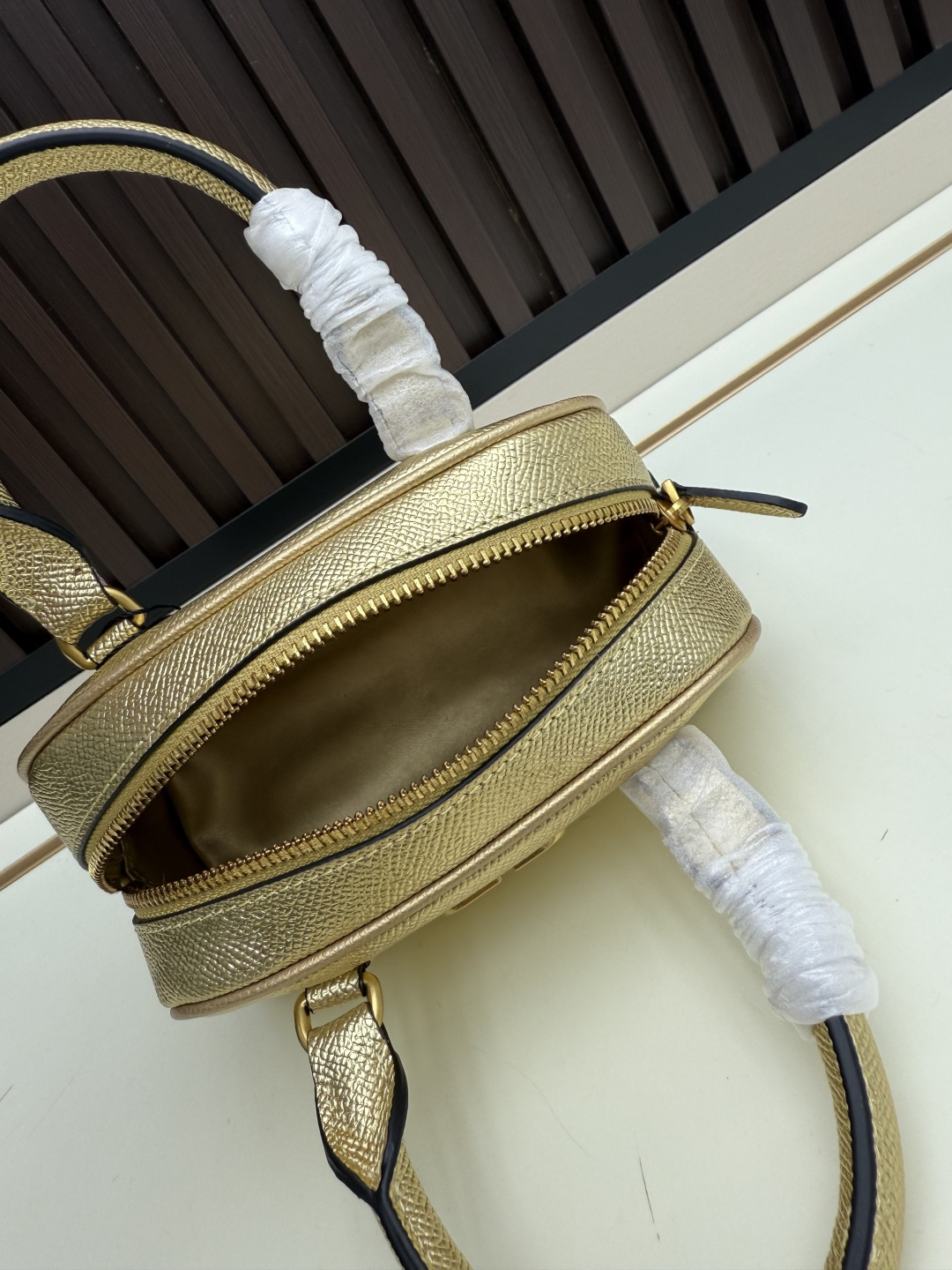 新款VALENTINO GARAVANI VLOGO SIGNATURE粒面牛皮革迷你保龄球手袋。得益于