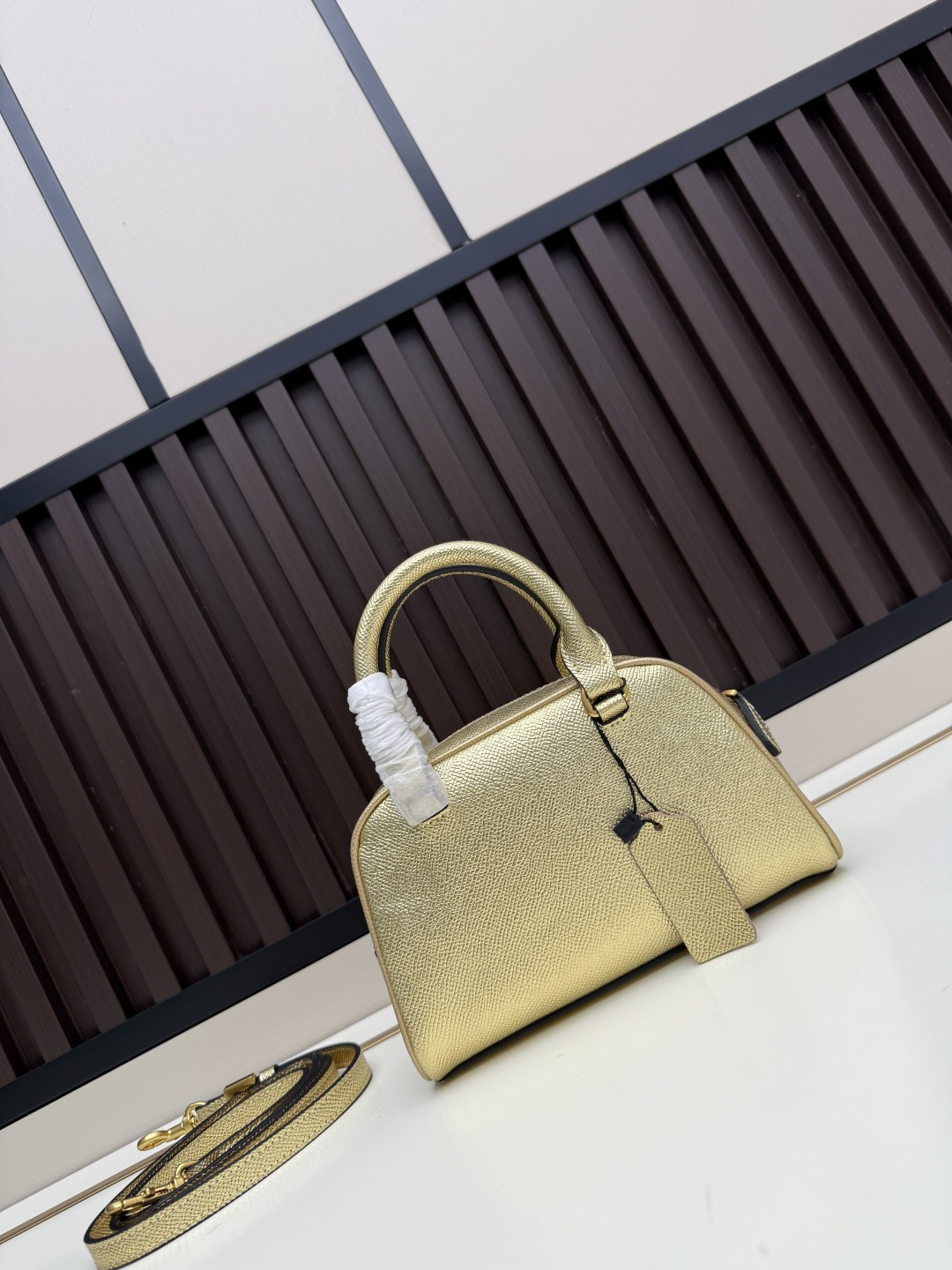 新款VALENTINO GARAVANI VLOGO SIGNATURE粒面牛皮革迷你保龄球手袋。得益于