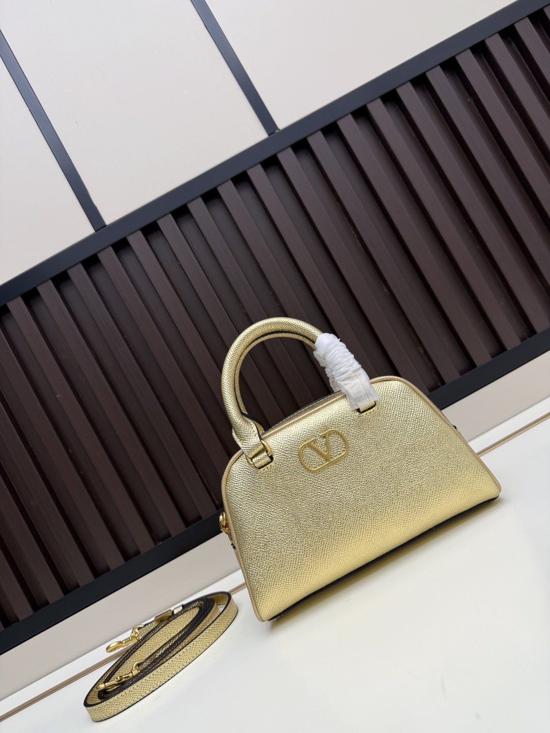 新款VALENTINO GARAVANI VLOGO SIGNATURE粒面牛皮革迷你保龄球手袋。得益于