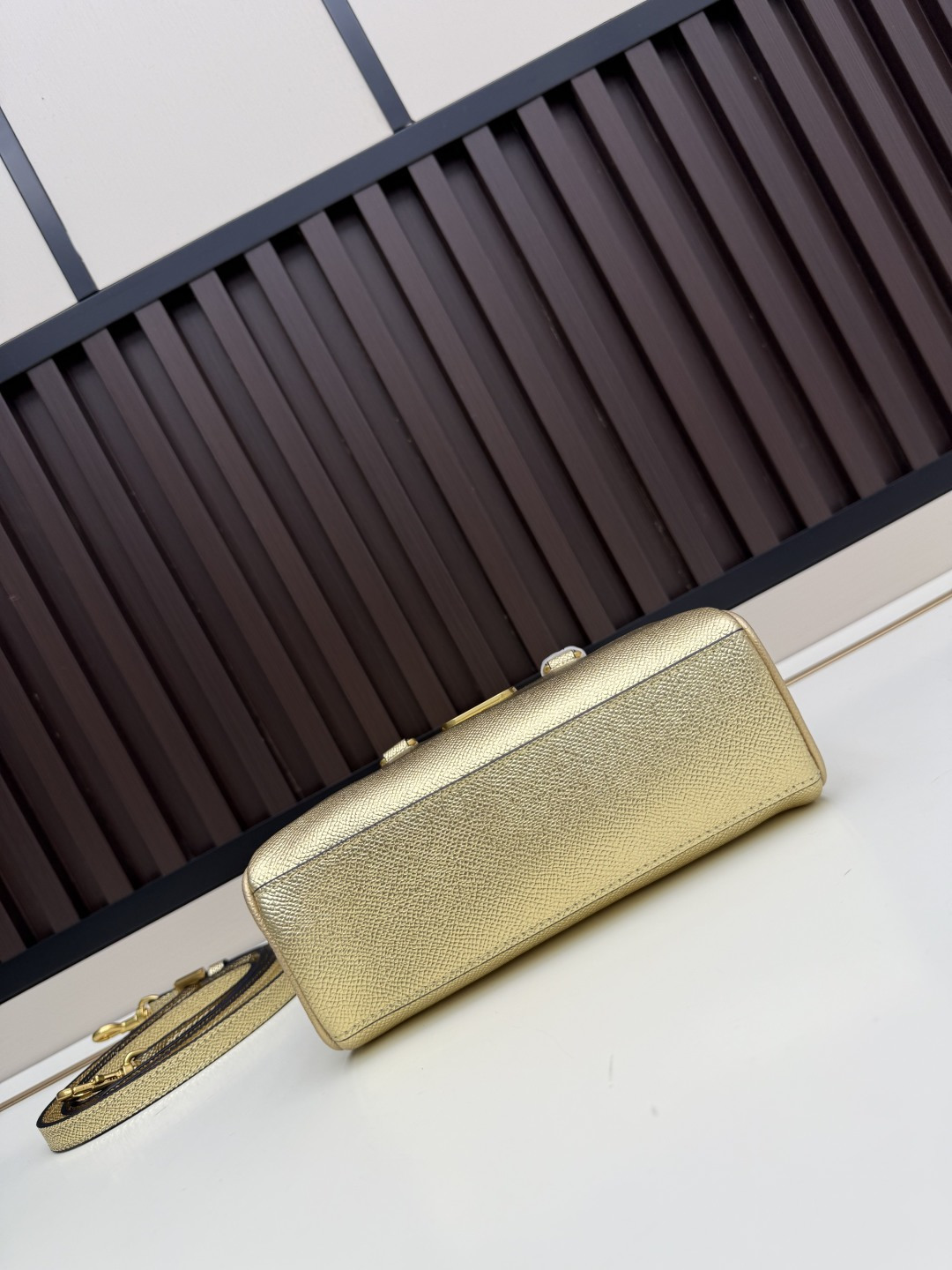 新款VALENTINO GARAVANI VLOGO SIGNATURE粒面牛皮革迷你保龄球手袋。得益于