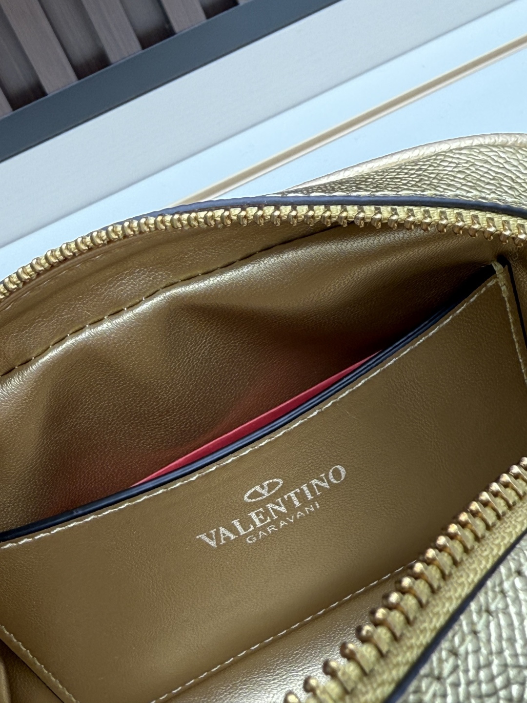 新款VALENTINO GARAVANI VLOGO SIGNATURE粒面牛皮革迷你保龄球手袋。得益于