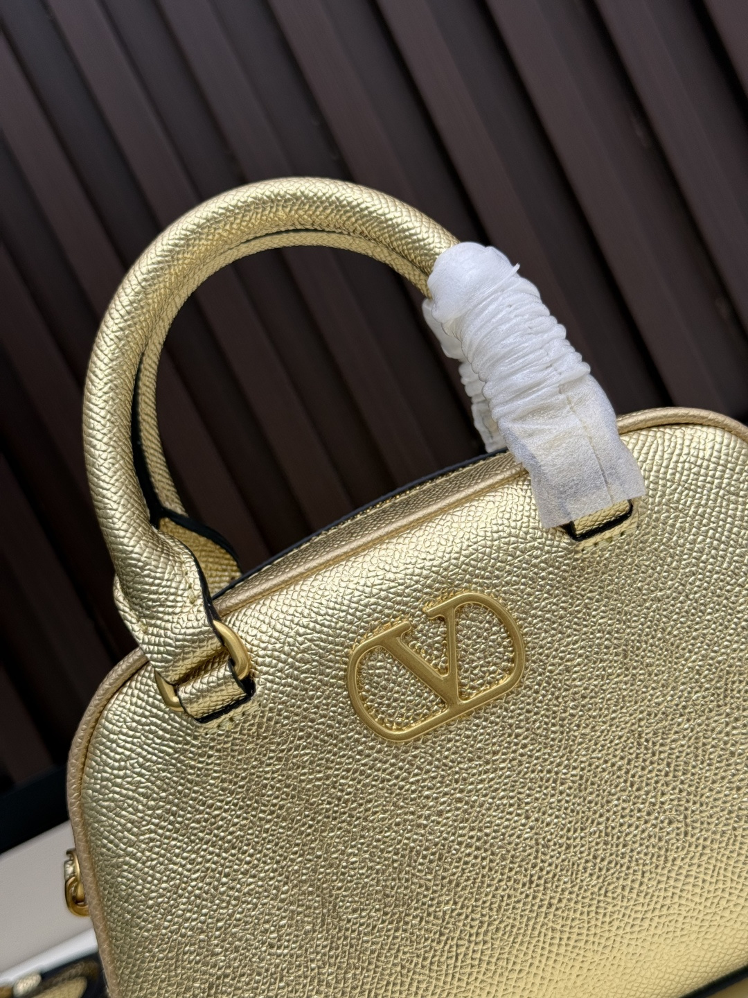 新款VALENTINO GARAVANI VLOGO SIGNATURE粒面牛皮革迷你保龄球手袋。得益于