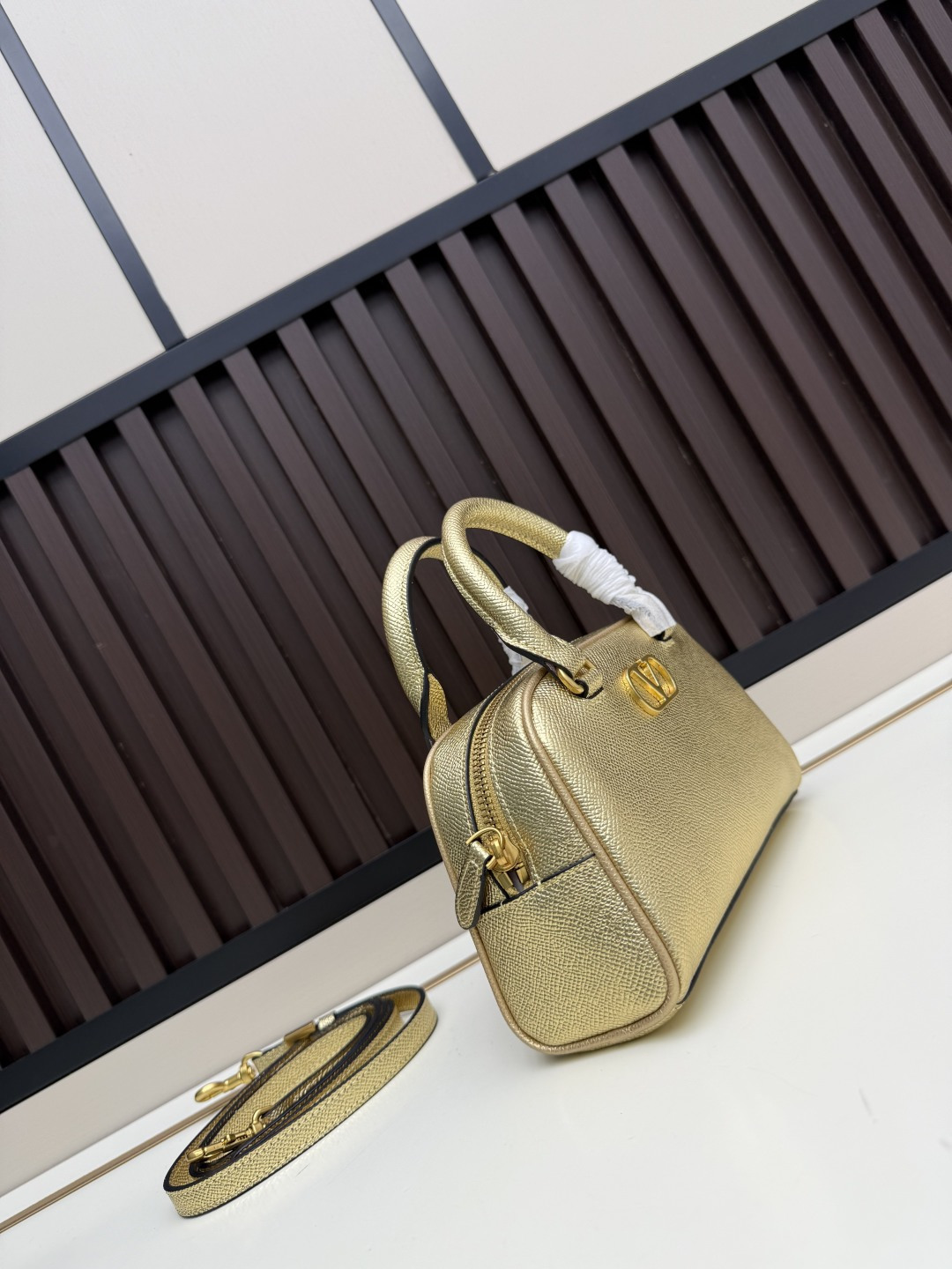 新款VALENTINO GARAVANI VLOGO SIGNATURE粒面牛皮革迷你保龄球手袋。得益于