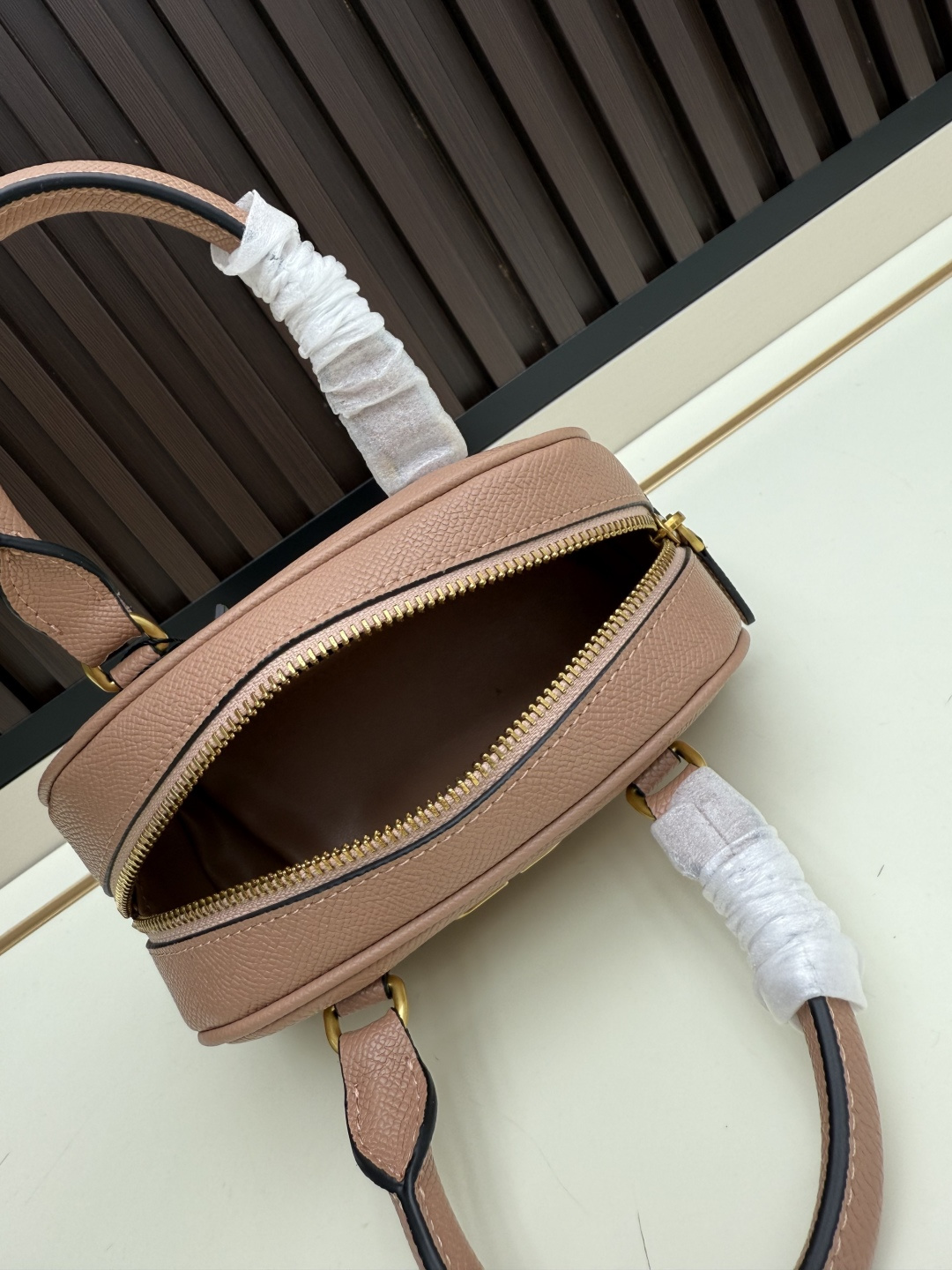 新款VALENTINO GARAVANI VLOGO SIGNATURE粒面牛皮革迷你保龄球手袋。得益于