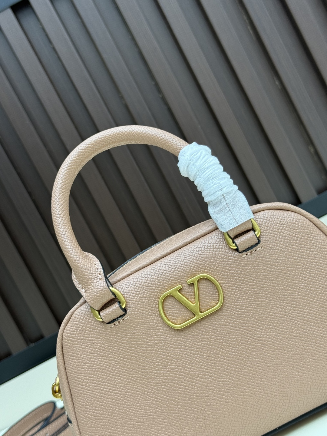 新款VALENTINO GARAVANI VLOGO SIGNATURE粒面牛皮革迷你保龄球手袋。得益于