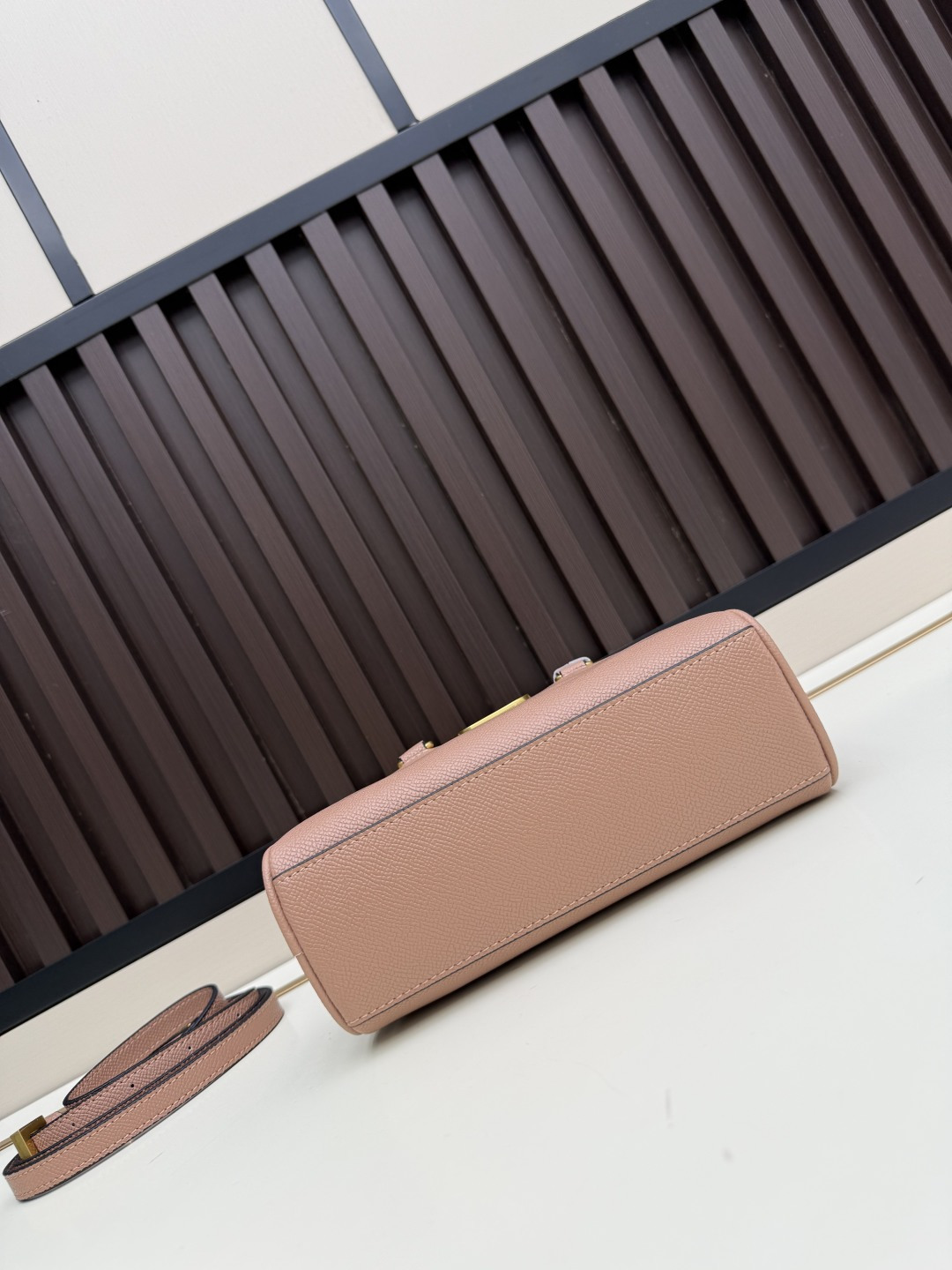 新款VALENTINO GARAVANI VLOGO SIGNATURE粒面牛皮革迷你保龄球手袋。得益于