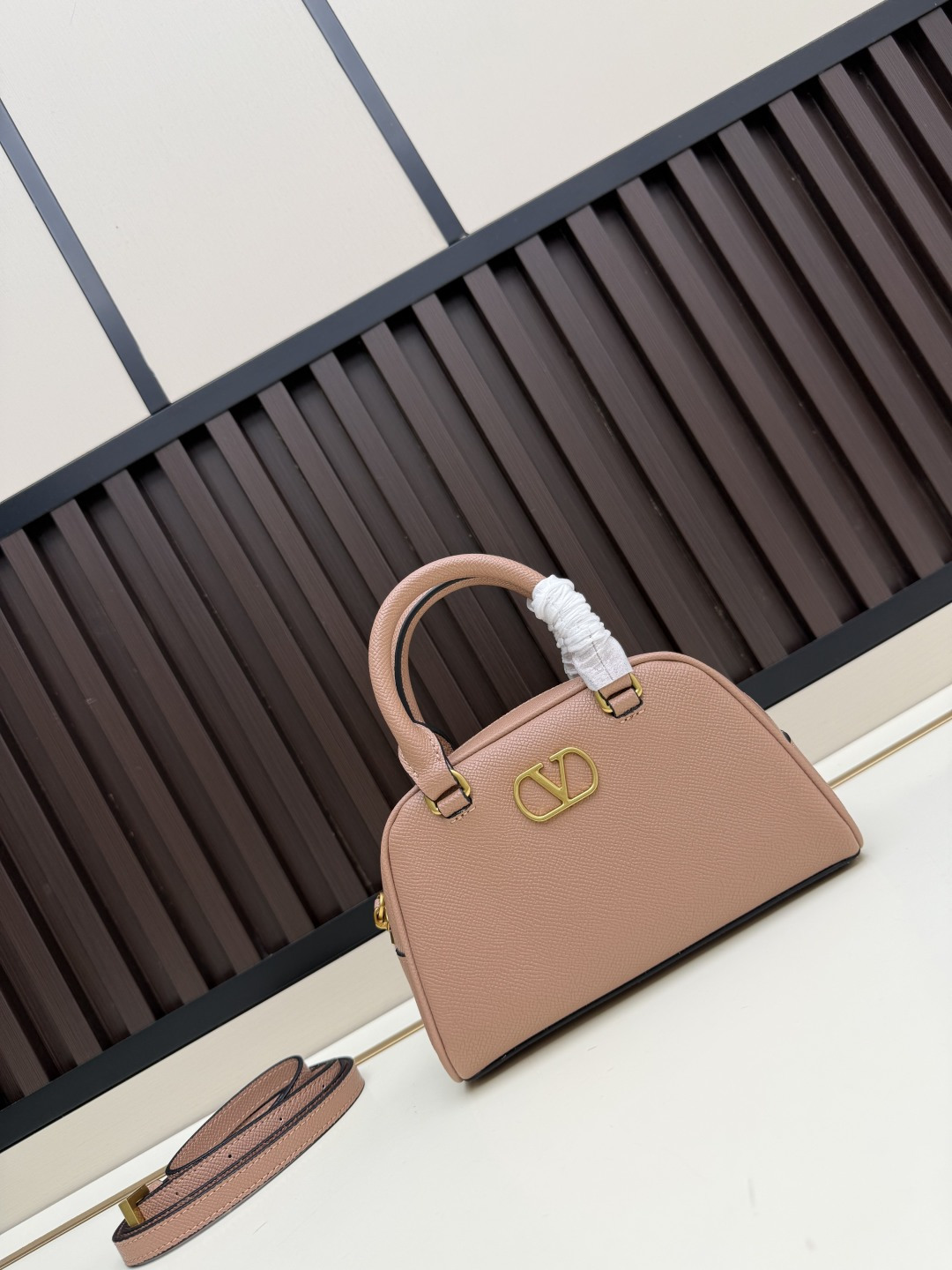 新款VALENTINO GARAVANI VLOGO SIGNATURE粒面牛皮革迷你保龄球手袋。得益于