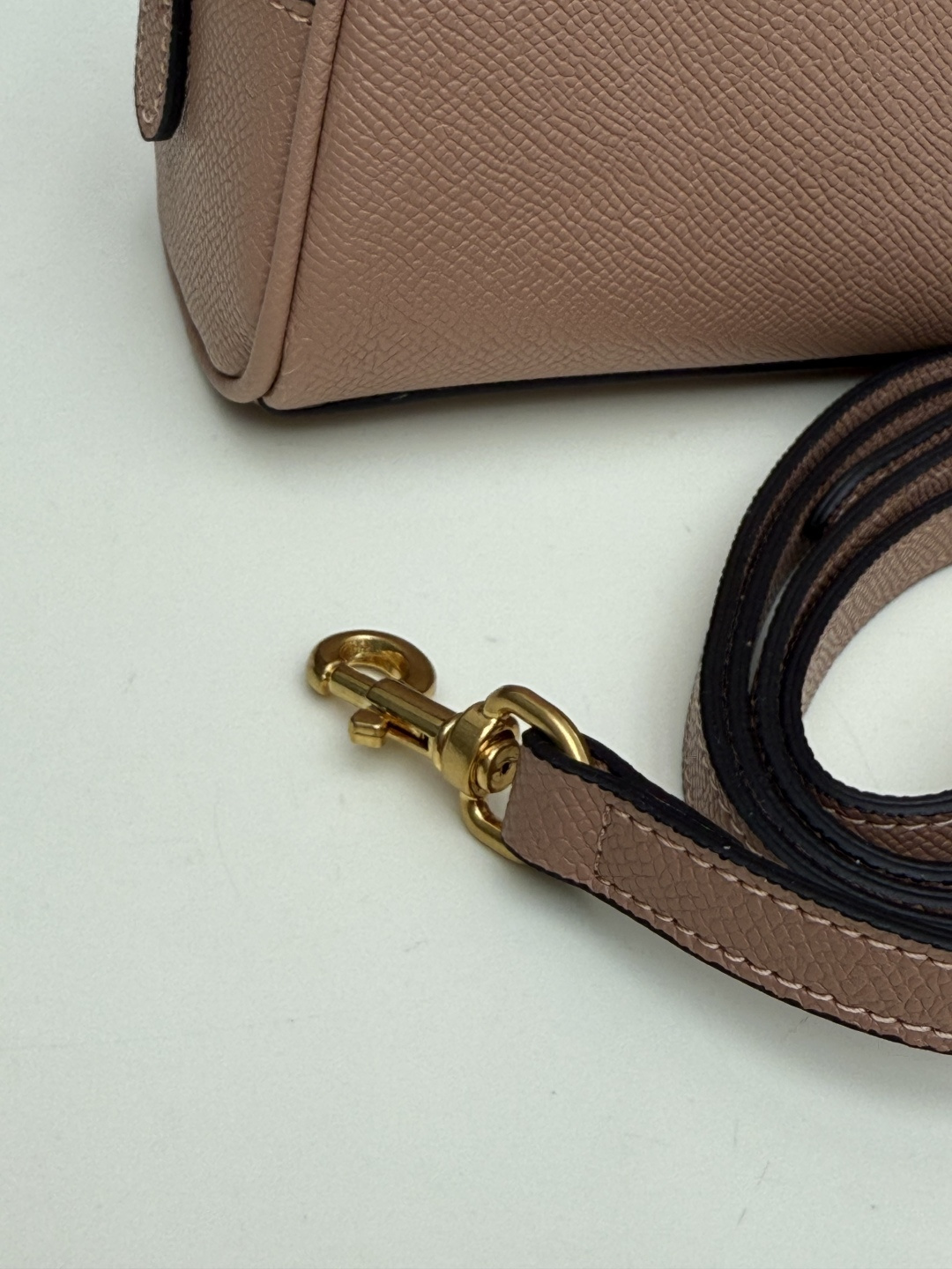 新款VALENTINO GARAVANI VLOGO SIGNATURE粒面牛皮革迷你保龄球手袋。得益于