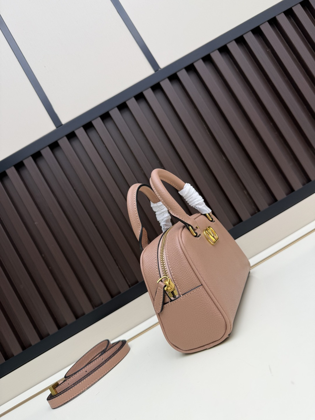 新款VALENTINO GARAVANI VLOGO SIGNATURE粒面牛皮革迷你保龄球手袋。得益于