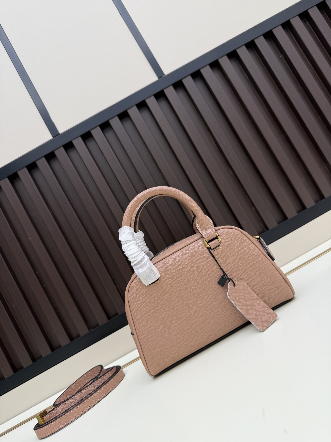 新款VALENTINO GARAVANI VLOGO SIGNATURE粒面牛皮革迷你保龄球手袋。得益于