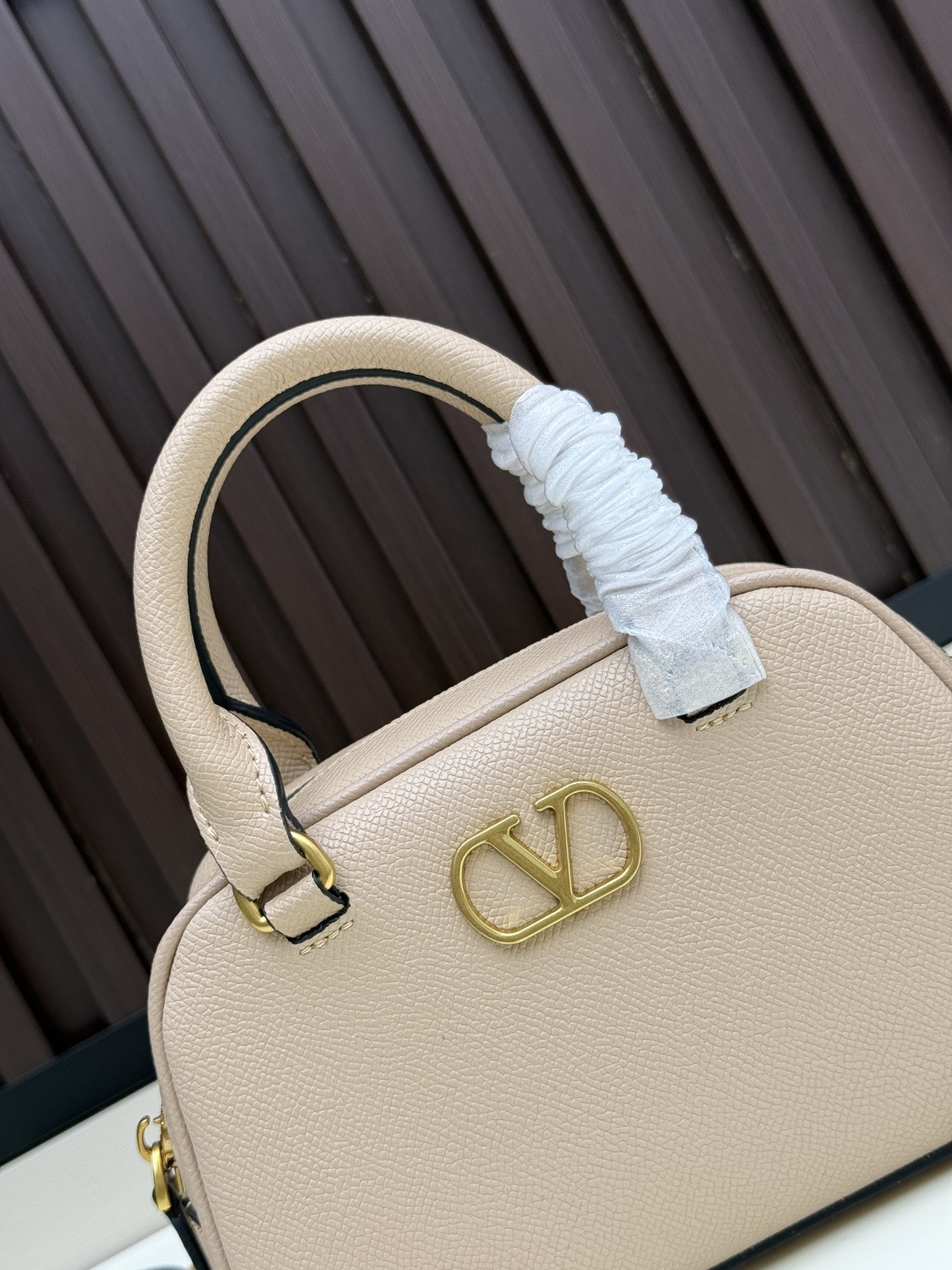 新款VALENTINO GARAVANI VLOGO SIGNATURE粒面牛皮革迷你保龄球手袋。得益于