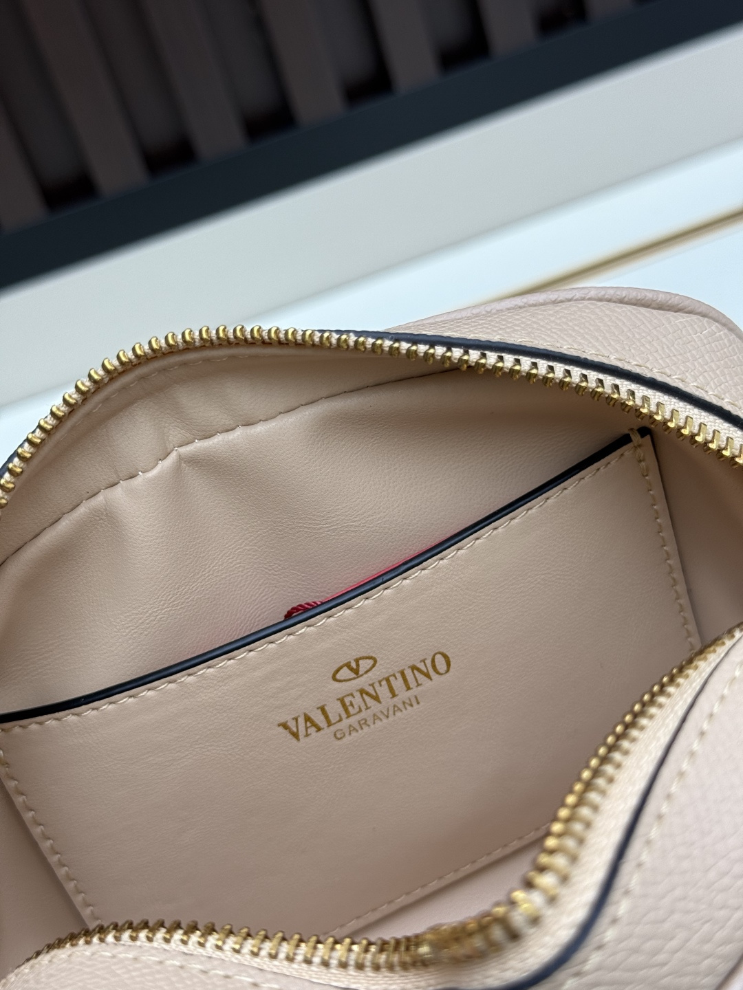 新款VALENTINO GARAVANI VLOGO SIGNATURE粒面牛皮革迷你保龄球手袋。得益于