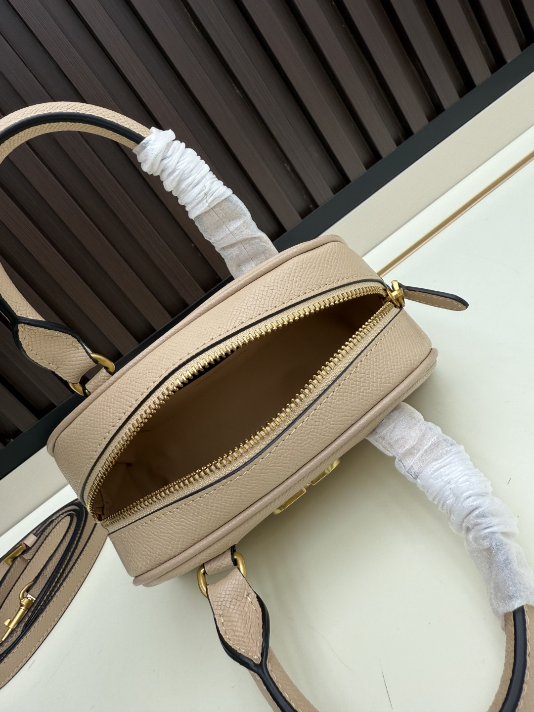 新款VALENTINO GARAVANI VLOGO SIGNATURE粒面牛皮革迷你保龄球手袋。得益于