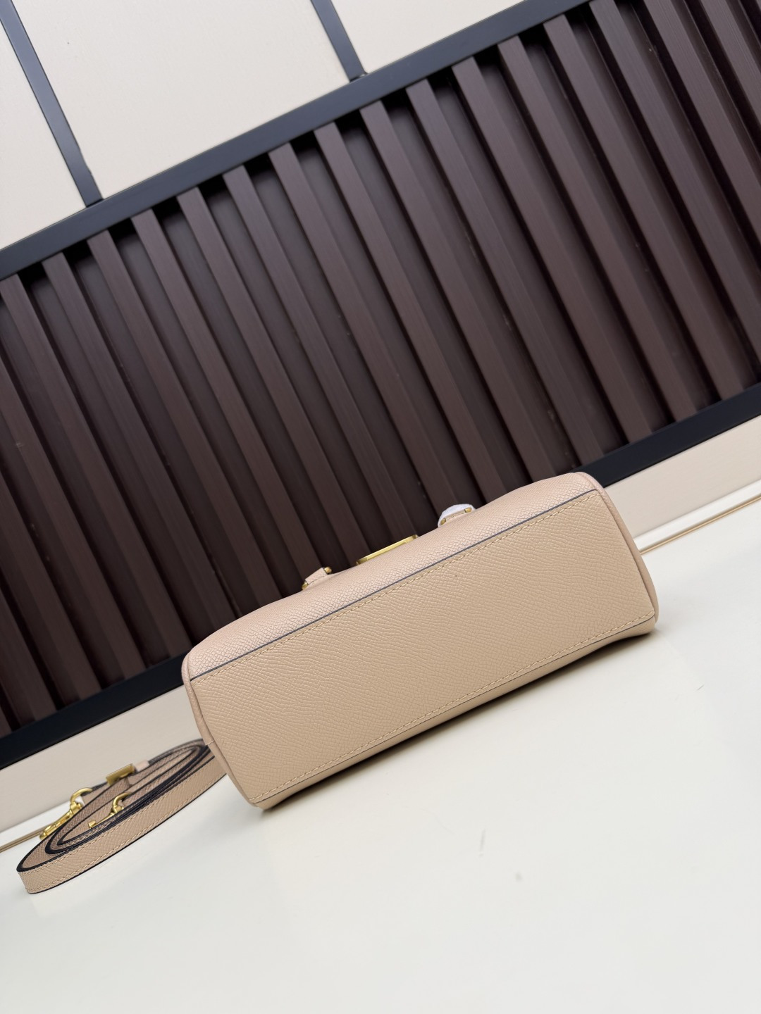 新款VALENTINO GARAVANI VLOGO SIGNATURE粒面牛皮革迷你保龄球手袋。得益于