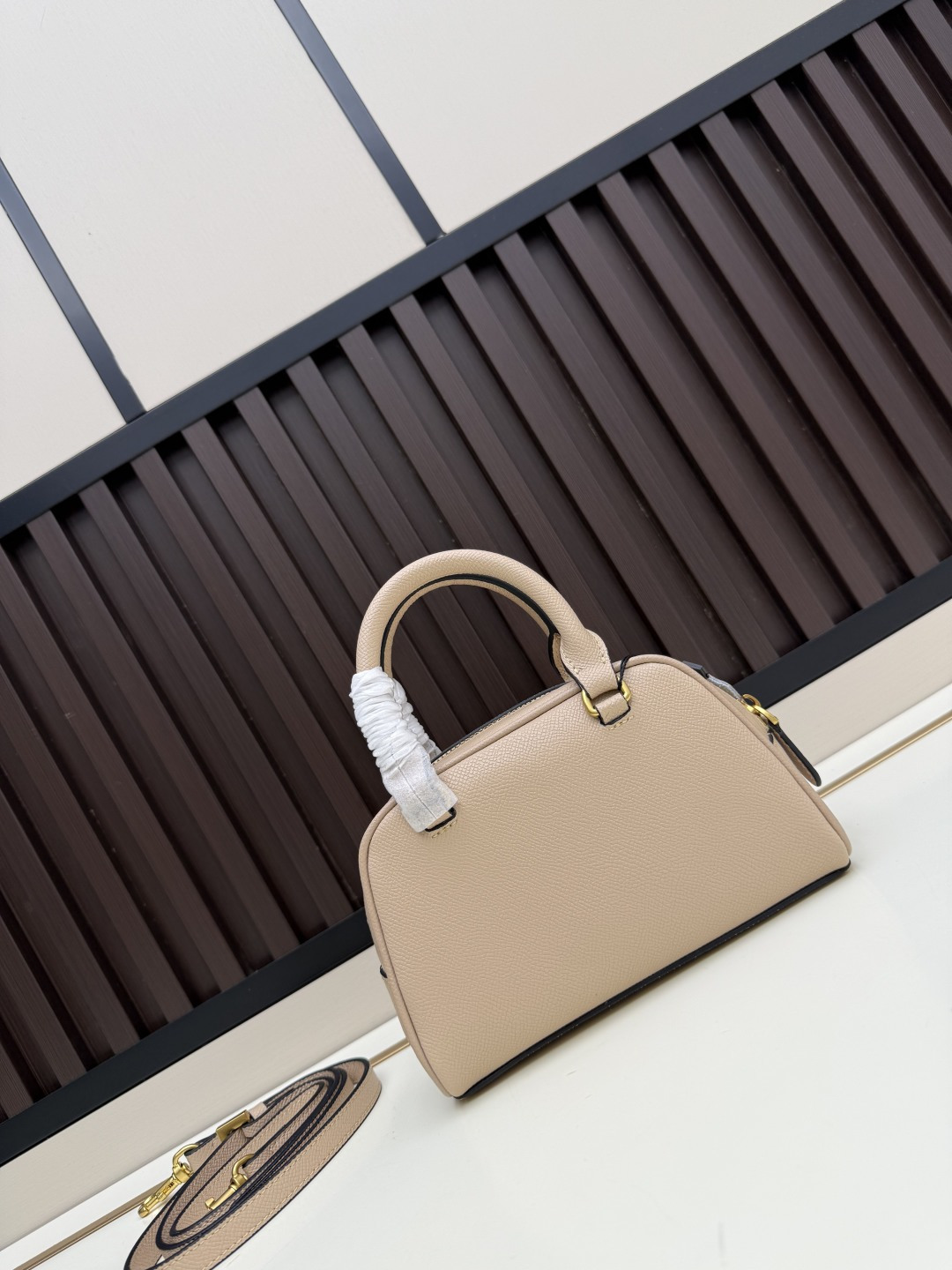 新款VALENTINO GARAVANI VLOGO SIGNATURE粒面牛皮革迷你保龄球手袋。得益于