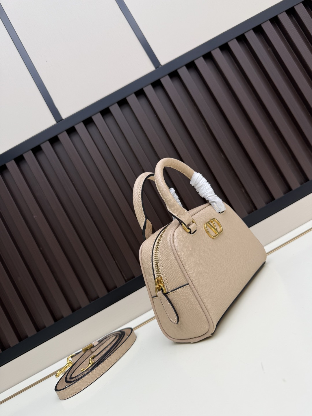 新款VALENTINO GARAVANI VLOGO SIGNATURE粒面牛皮革迷你保龄球手袋。得益于