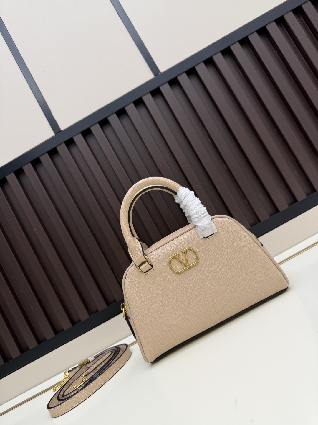 新款VALENTINO GARAVANI VLOGO SIGNATURE粒面牛皮革迷你保龄球手袋。得益于