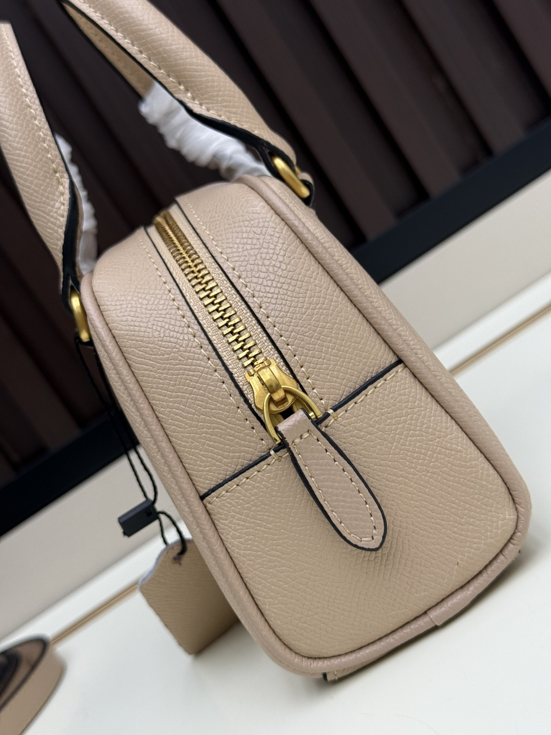 新款VALENTINO GARAVANI VLOGO SIGNATURE粒面牛皮革迷你保龄球手袋。得益于