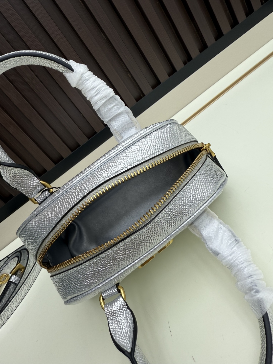 新款VALENTINO GARAVANI VLOGO SIGNATURE粒面牛皮革迷你保龄球手袋。得益于