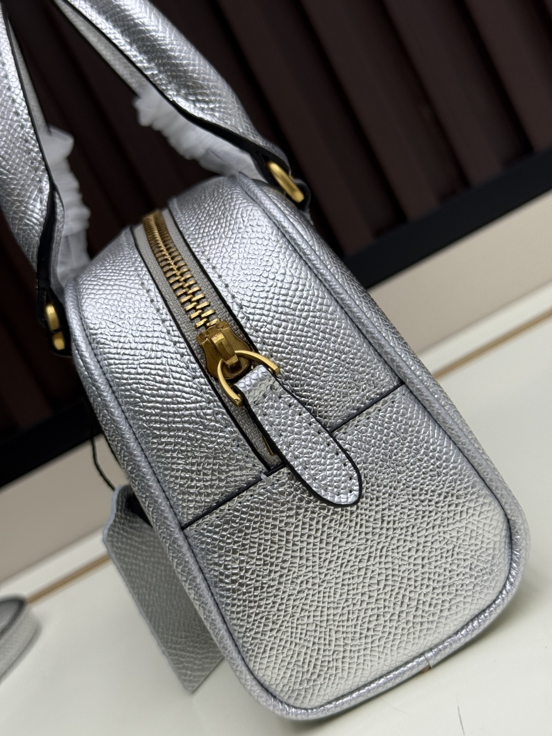 新款VALENTINO GARAVANI VLOGO SIGNATURE粒面牛皮革迷你保龄球手袋。得益于