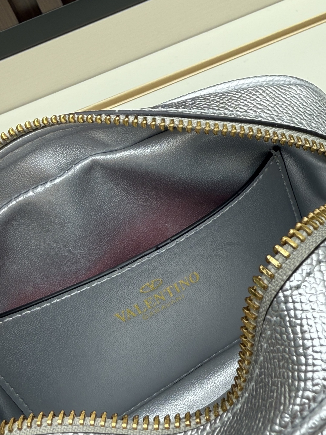 新款VALENTINO GARAVANI VLOGO SIGNATURE粒面牛皮革迷你保龄球手袋。得益于