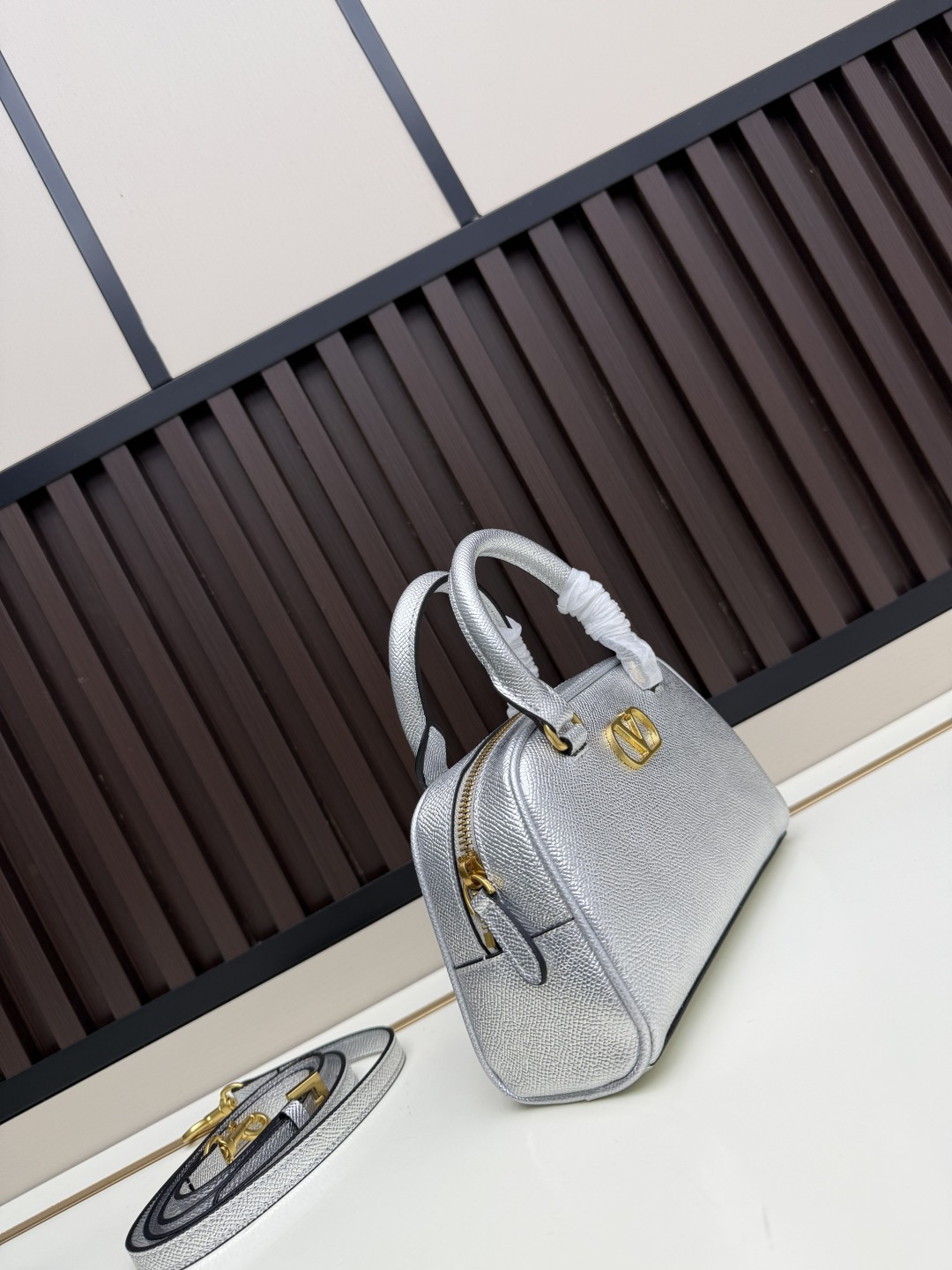 新款VALENTINO GARAVANI VLOGO SIGNATURE粒面牛皮革迷你保龄球手袋。得益于