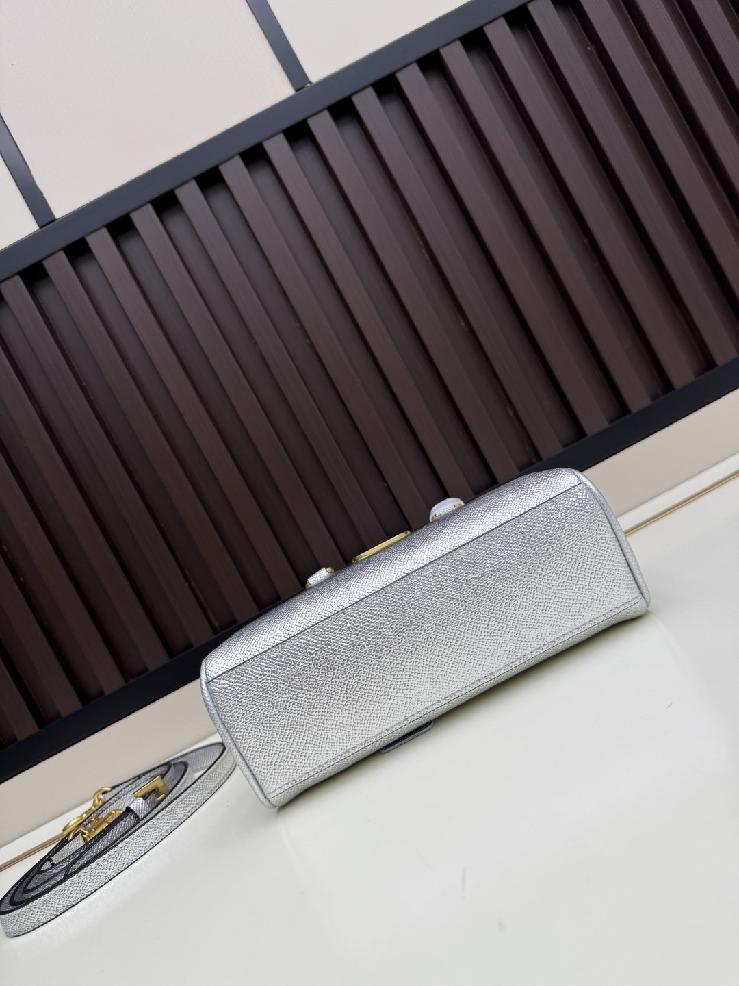 新款VALENTINO GARAVANI VLOGO SIGNATURE粒面牛皮革迷你保龄球手袋。得益于