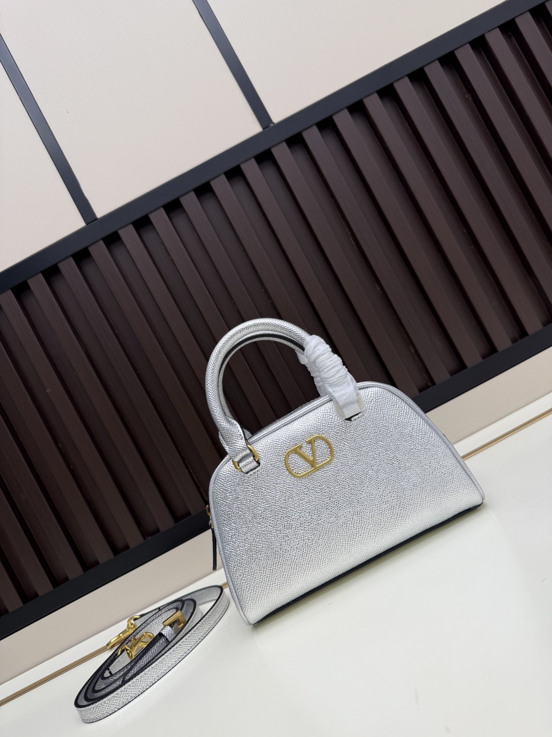 新款VALENTINO GARAVANI VLOGO SIGNATURE粒面牛皮革迷你保龄球手袋。得益于