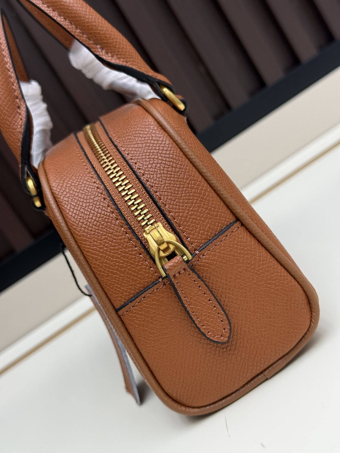 新款VALENTINO GARAVANI VLOGO SIGNATURE粒面牛皮革迷你保龄球手袋。得益于