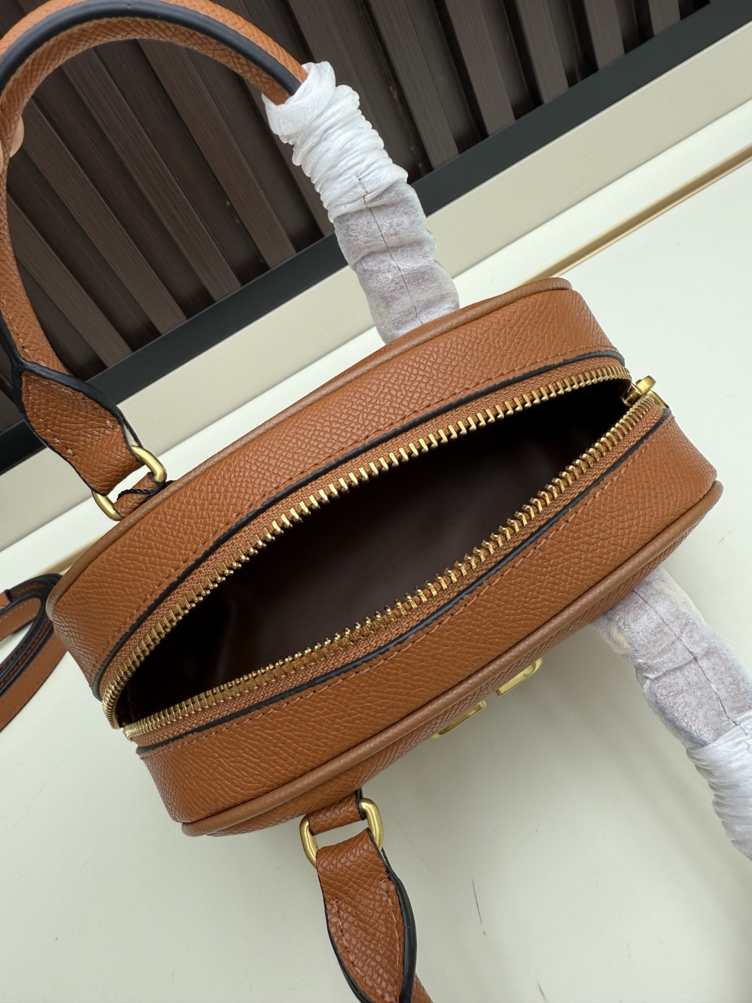 新款VALENTINO GARAVANI VLOGO SIGNATURE粒面牛皮革迷你保龄球手袋。得益于