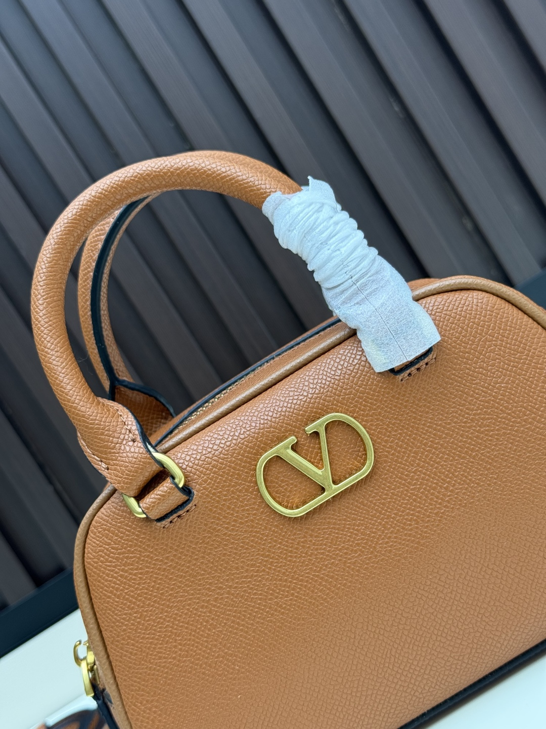 新款VALENTINO GARAVANI VLOGO SIGNATURE粒面牛皮革迷你保龄球手袋。得益于