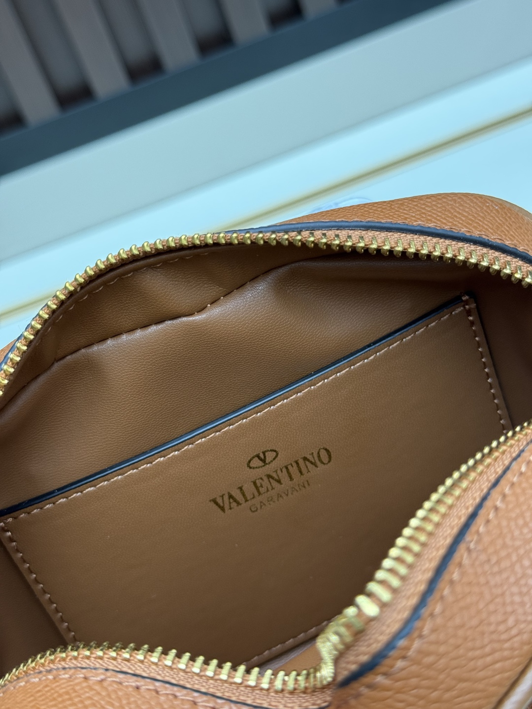 新款VALENTINO GARAVANI VLOGO SIGNATURE粒面牛皮革迷你保龄球手袋。得益于