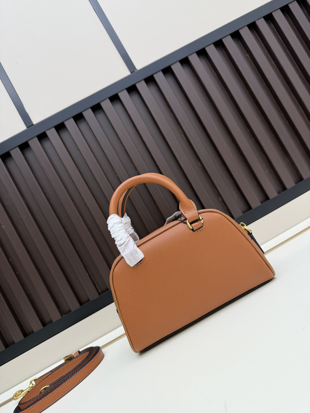 新款VALENTINO GARAVANI VLOGO SIGNATURE粒面牛皮革迷你保龄球手袋。得益于