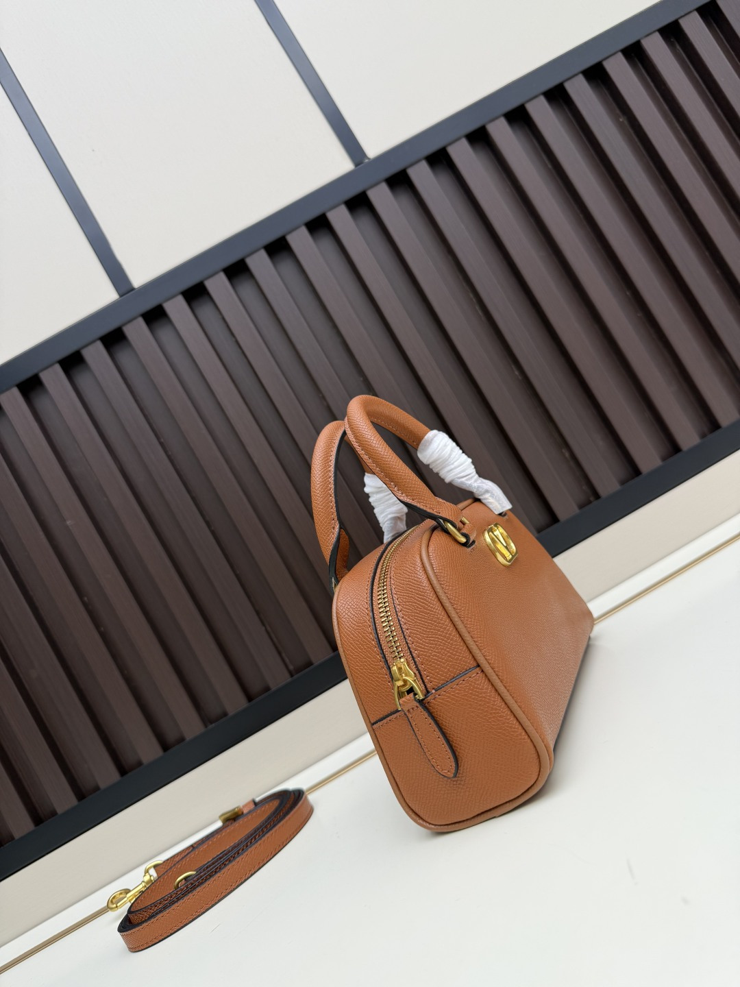 新款VALENTINO GARAVANI VLOGO SIGNATURE粒面牛皮革迷你保龄球手袋。得益于