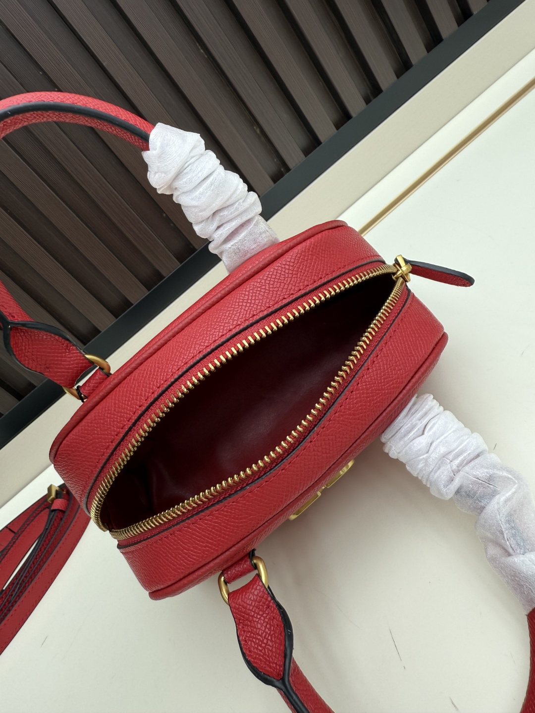 新款VALENTINO GARAVANI VLOGO SIGNATURE粒面牛皮革迷你保龄球手袋。得益于