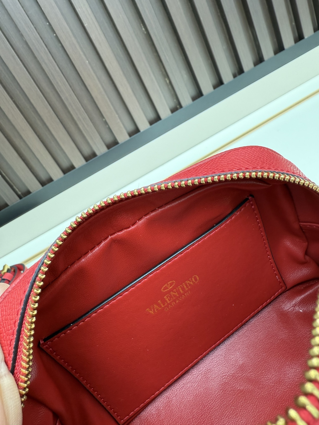 新款VALENTINO GARAVANI VLOGO SIGNATURE粒面牛皮革迷你保龄球手袋。得益于