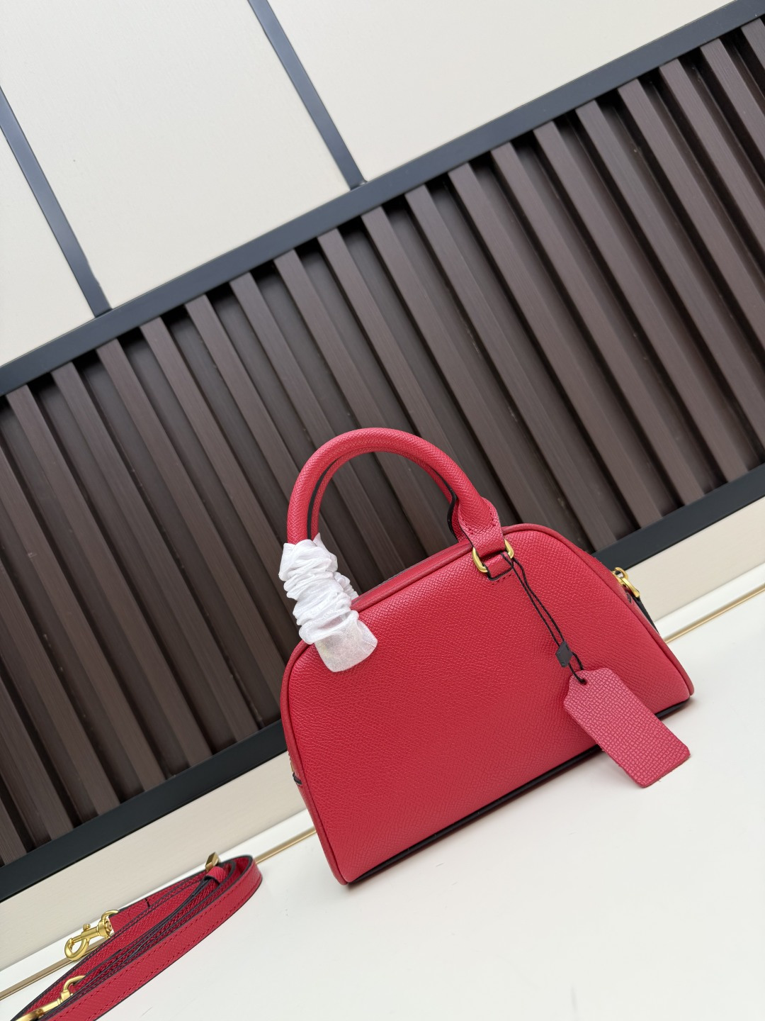 新款VALENTINO GARAVANI VLOGO SIGNATURE粒面牛皮革迷你保龄球手袋。得益于