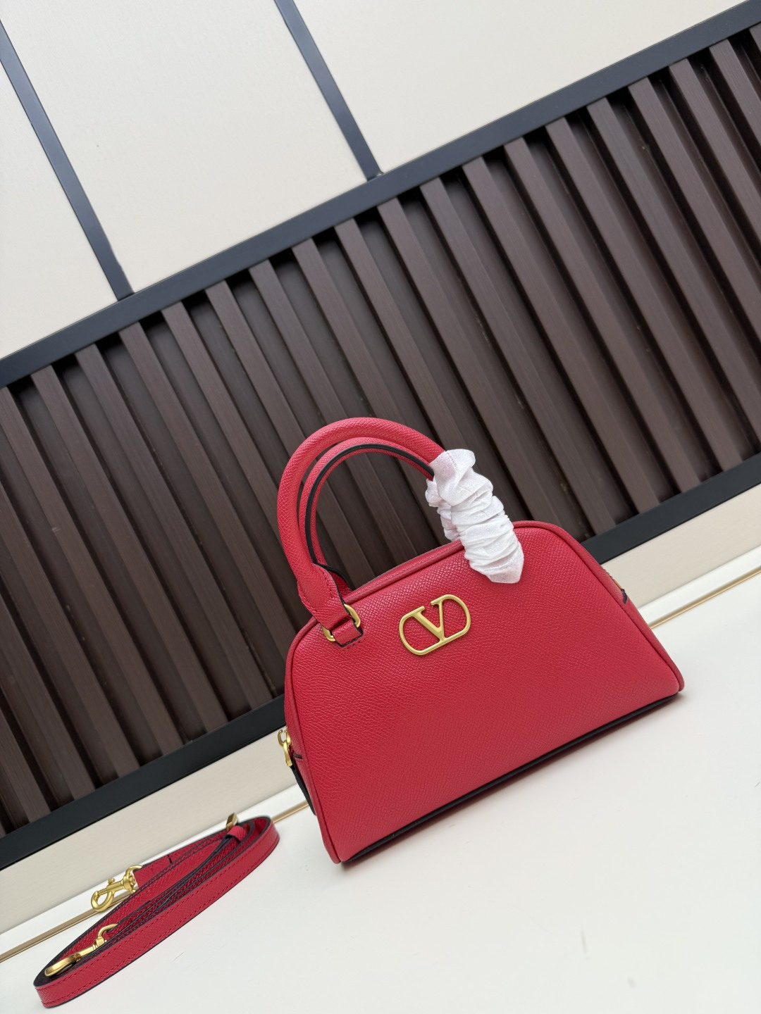 新款VALENTINO GARAVANI VLOGO SIGNATURE粒面牛皮革迷你保龄球手袋。得益于