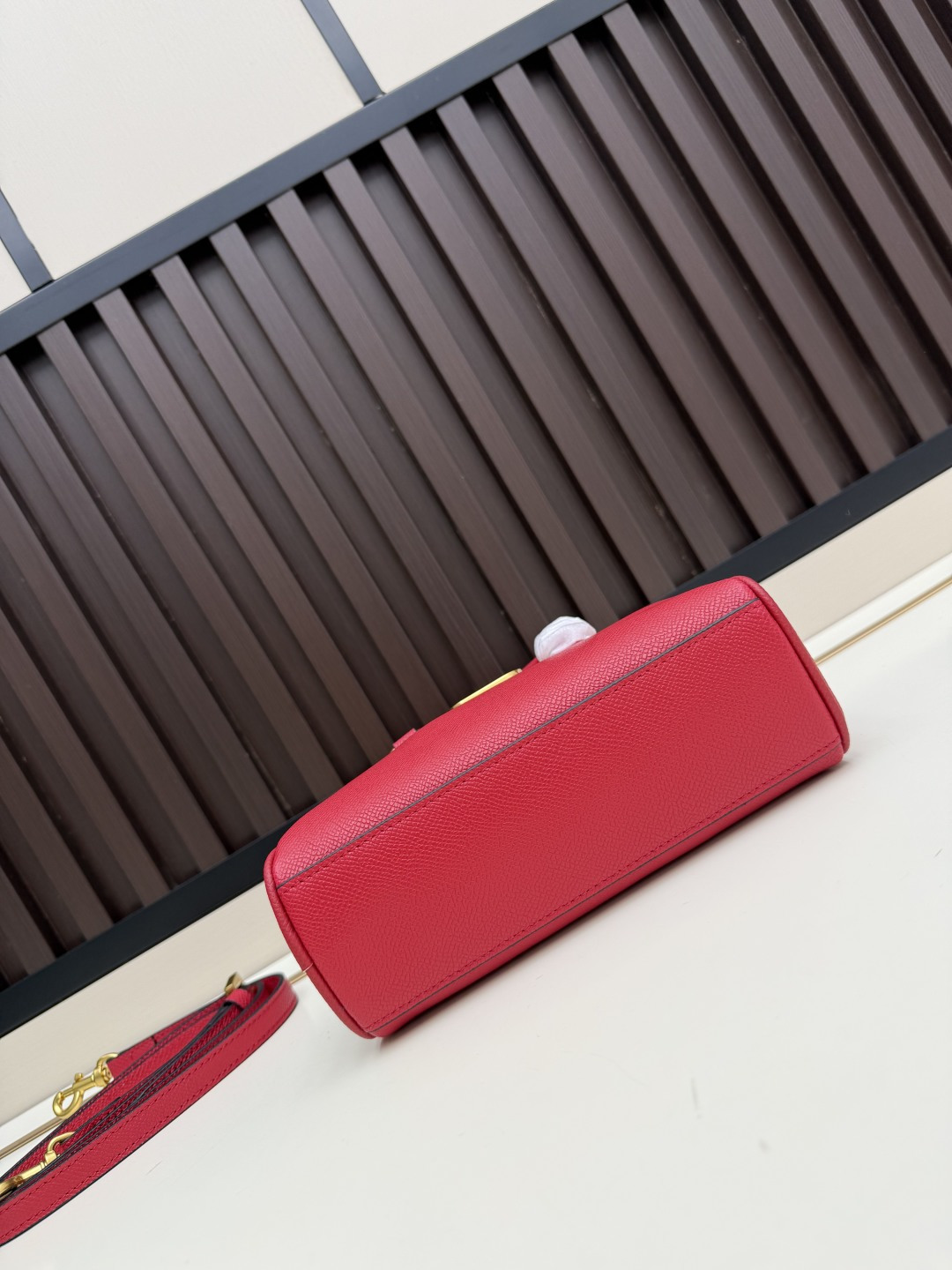 新款VALENTINO GARAVANI VLOGO SIGNATURE粒面牛皮革迷你保龄球手袋。得益于