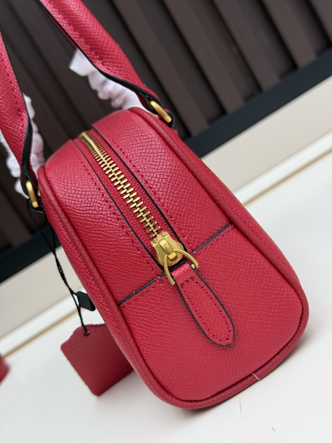 新款VALENTINO GARAVANI VLOGO SIGNATURE粒面牛皮革迷你保龄球手袋。得益于