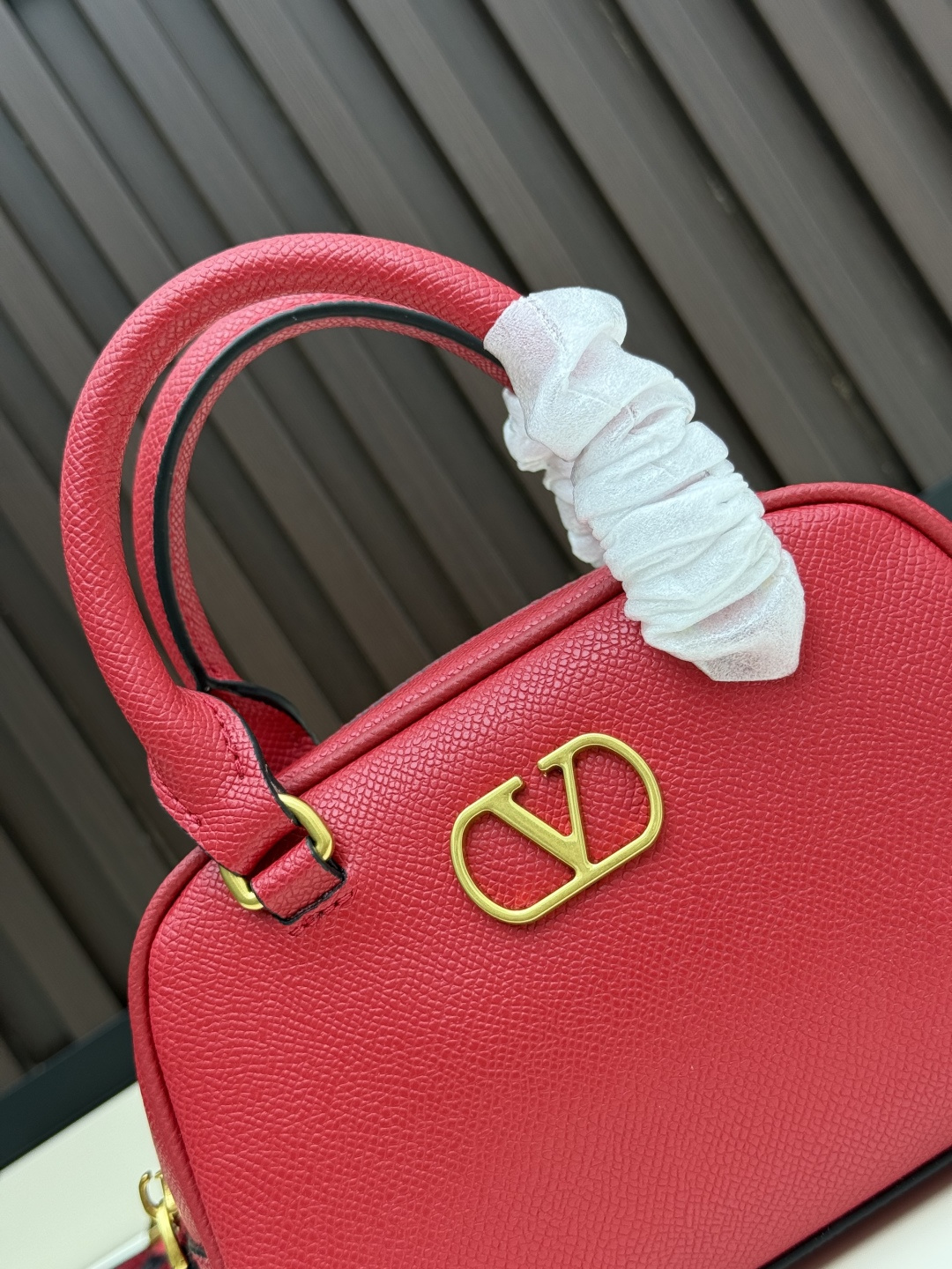 新款VALENTINO GARAVANI VLOGO SIGNATURE粒面牛皮革迷你保龄球手袋。得益于