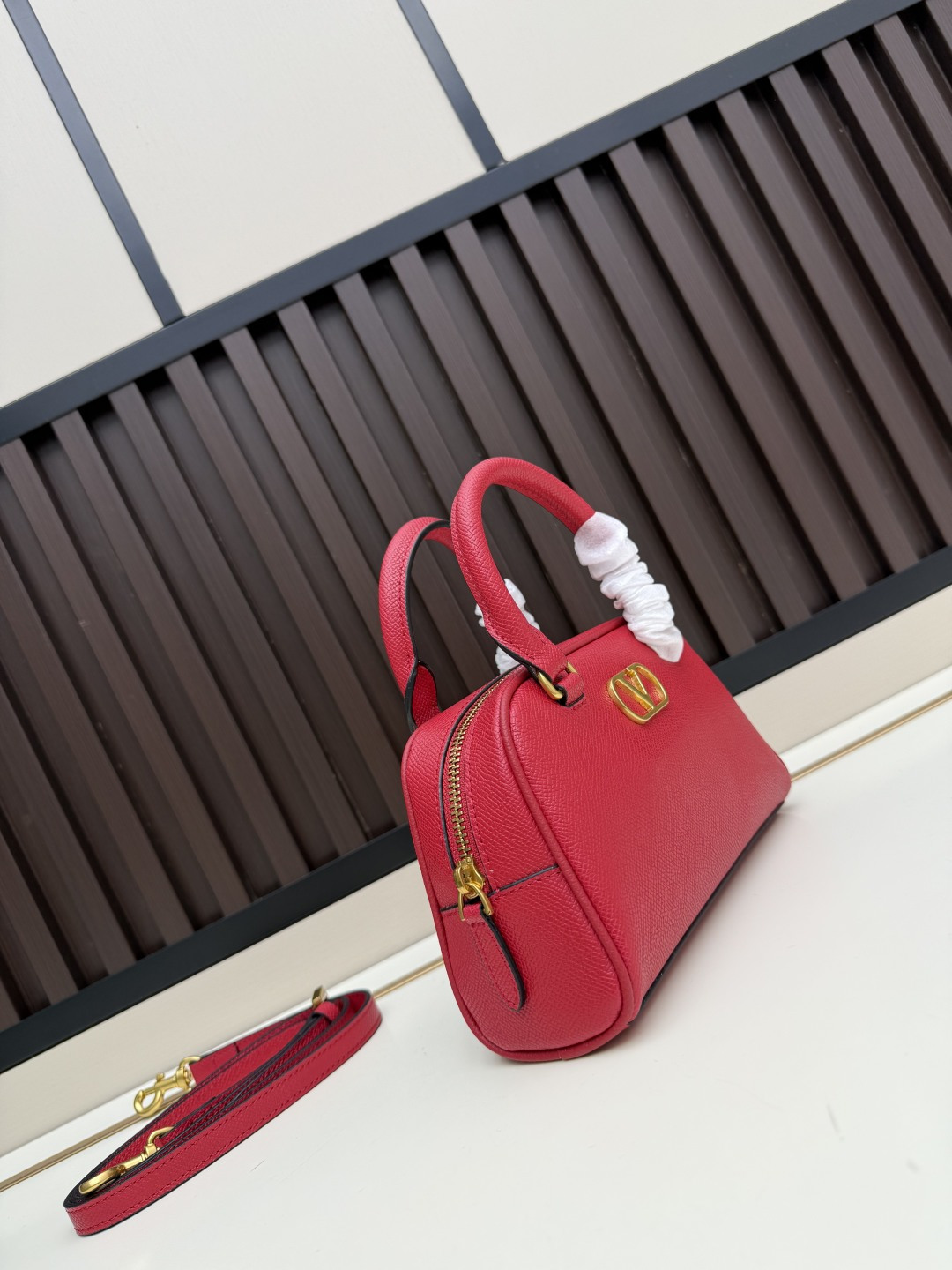 新款VALENTINO GARAVANI VLOGO SIGNATURE粒面牛皮革迷你保龄球手袋。得益于